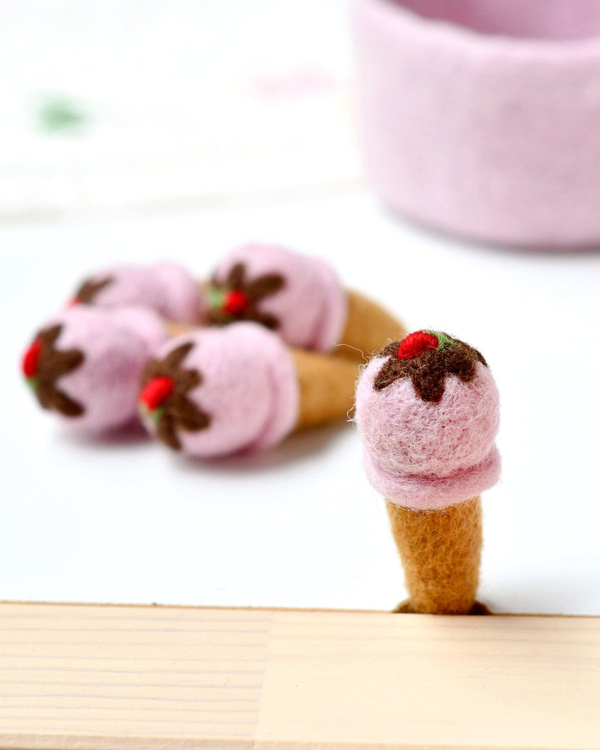 Tara treasure FELT ICE CREAMS - STRAWBERRY WITH CHOCOLATE SAUCE
