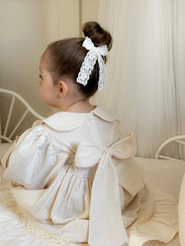 Longtail bow - floral lace