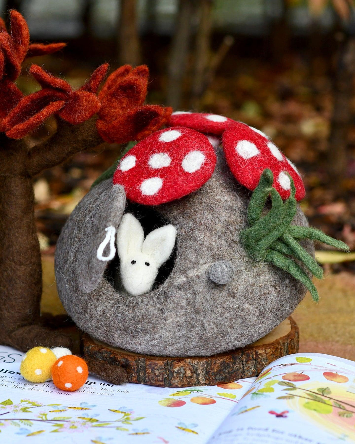 Tara treasure FELT FAIRY TOADSTOOL HOUSE WITH RABBIT TOY